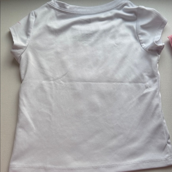 Nike girls 3T short sleeve shirt and shorts set - Picture 8 of 8